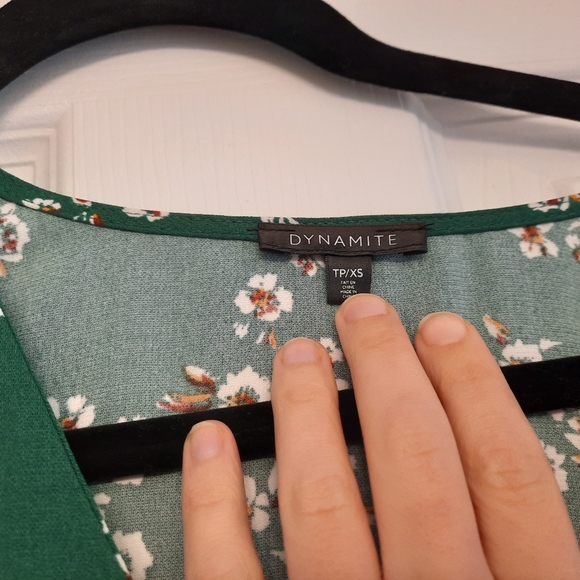 Dynamite green floral top - Picture 2 of 2
